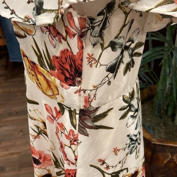 Black Tape L floral print on crème fully lined with side zip V neck dress - Picture 6 of 11